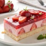 Ciasto z galaretką i truskawkami gotowe do podania