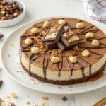 ciasto kinder bez pieczenia z dekoracją z czekolady i batoników