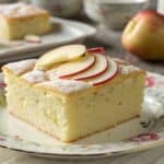 Ciasto bez masła na jogurcie greckim z jabłkami na dekoracyjnym talerzu