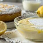 gładki lukier cytrynowy w misce z widoczną teksturą