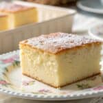 Ciasto bez masła na jogurcie greckim podane na talerzyku