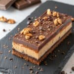 Szybkie ciasto bez pieczenia, kultowy przekładaniec z masą krówkową i orzechami włoskimi, gotowy w 20 minut.