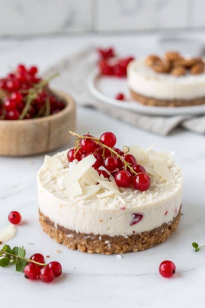 Zdrowe ciasta bez pieczenia, wegański sernik na zimno z owocami i orzechami nerkowca, fit przepis.