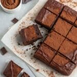 Fit brownie z fasoli bez mąki pokrojone na porcje
