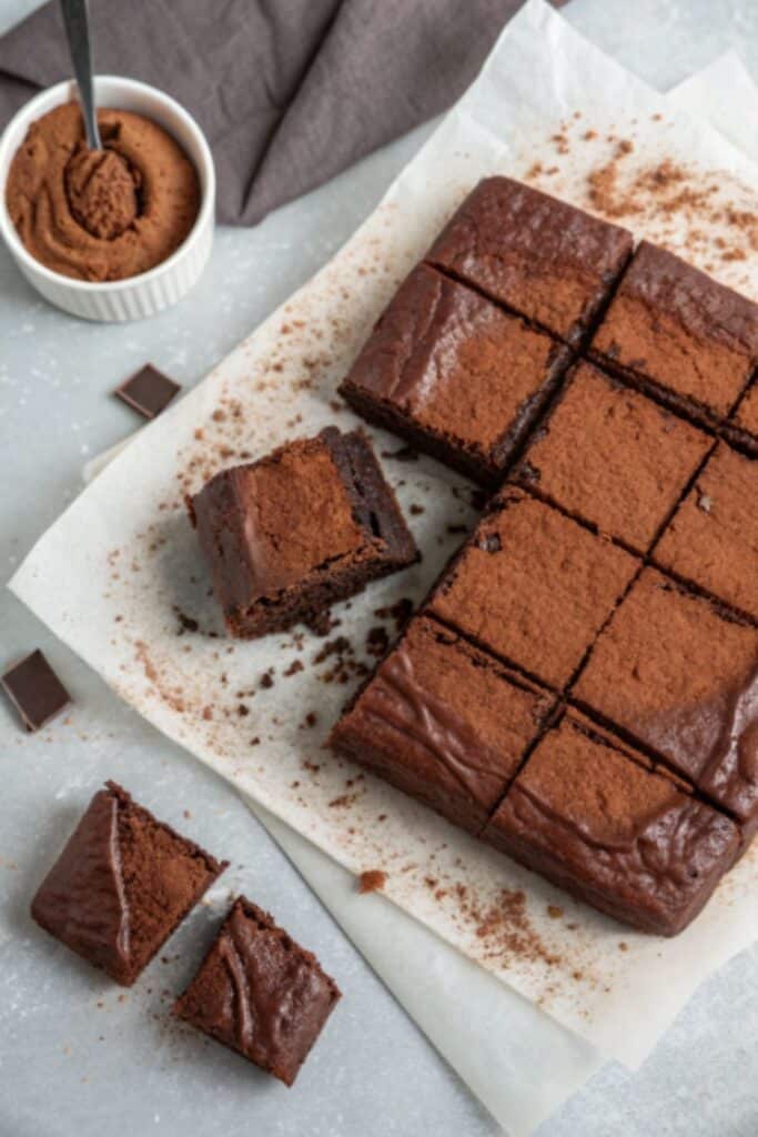 Fit brownie z fasoli bez mąki pokrojone na porcje