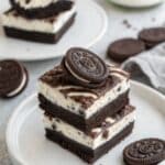 Ciasta bez pieczenia, przepis na kultowe ciasto Oreo z bitą śmietaną, deser z herbatnikami.