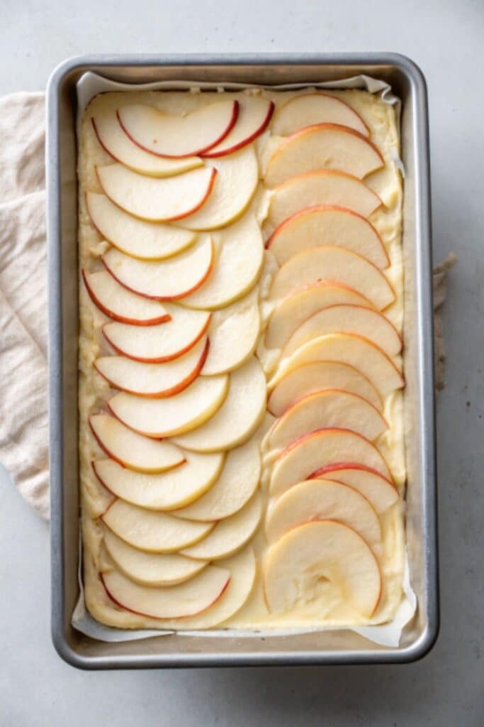 Surowe ciasto bez masła w formie gotowe do pieczenia