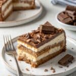 kawałek ciasta kinder bez pieczenia z wyraźnymi warstwami