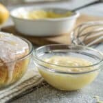 lukier cytrynowy na babce z widocznymi składnikami i polewą