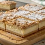 Ciasto drożdżowe z serem i kruszonką na drewnianym blacie