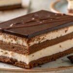 Ciasto Kinder Pingui z warstwami czekolady i kremu na talerzu