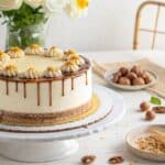 ciasto na imieniny na eleganckim stole z dekoracjami