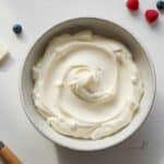 krem z mascarpone i śmietanki w misce gotowy do tortu