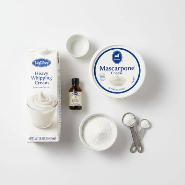 składniki na krem z mascarpone i śmietanki ułożone na stole