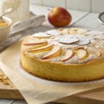 łatwe ciasto z jabłkami oprószone cukrem pudrem na drewnianym stole