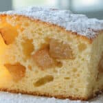 Ciasto proste z owocami na jasnym stole w domowej kuchni jako szybki i sprawdzony deser