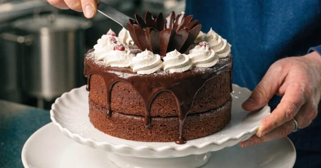 poprawianie dekoracji tortu czekoladowego polewy