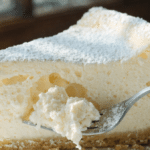 puszysty sernik na talerzu z cukrem pudrem i lekką strukturą