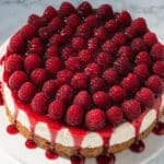 sernik na zimno z mascarpone z malinami i galaretką na tortownicy